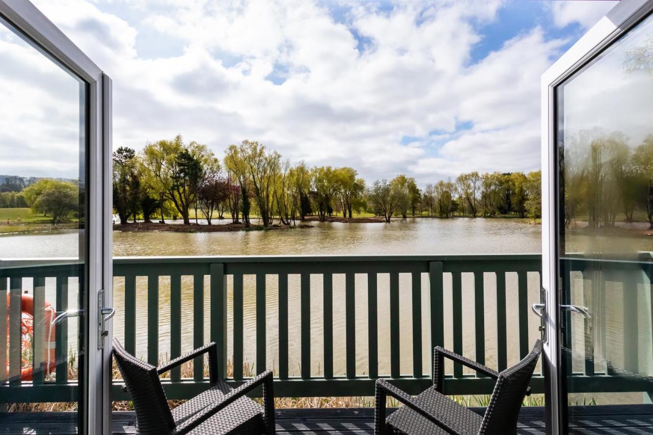 Вилла The Vale Golf & Country Club Bishampton Экстерьер фото