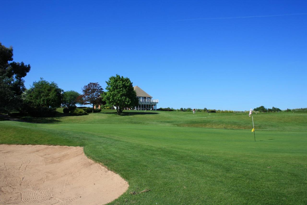 Вилла The Vale Golf & Country Club Bishampton Экстерьер фото
