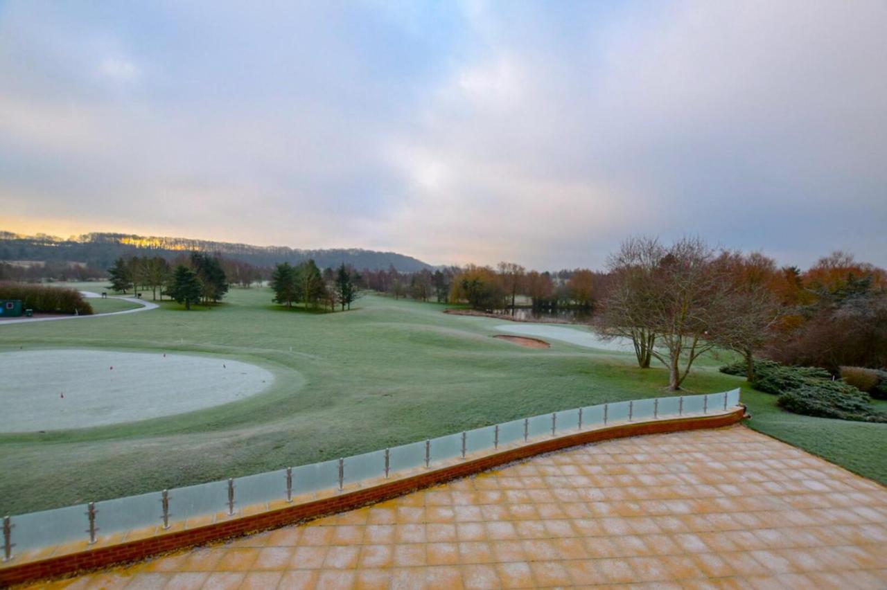 Вилла The Vale Golf & Country Club Bishampton Экстерьер фото